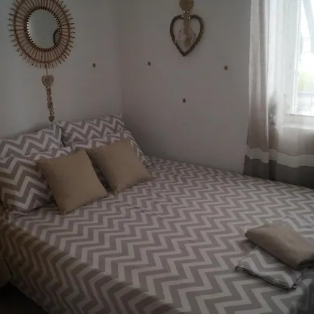 Fay's Paradise Apartman Políhrono