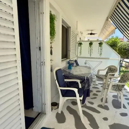 Fay's Paradise Apartman Políhrono